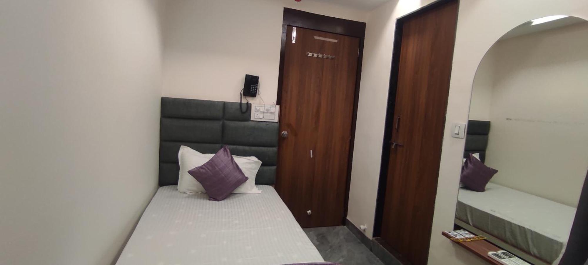 Hotel Earth Inn, Subhash Bridge, Rto Circle, Ahmedabad Extérieur photo