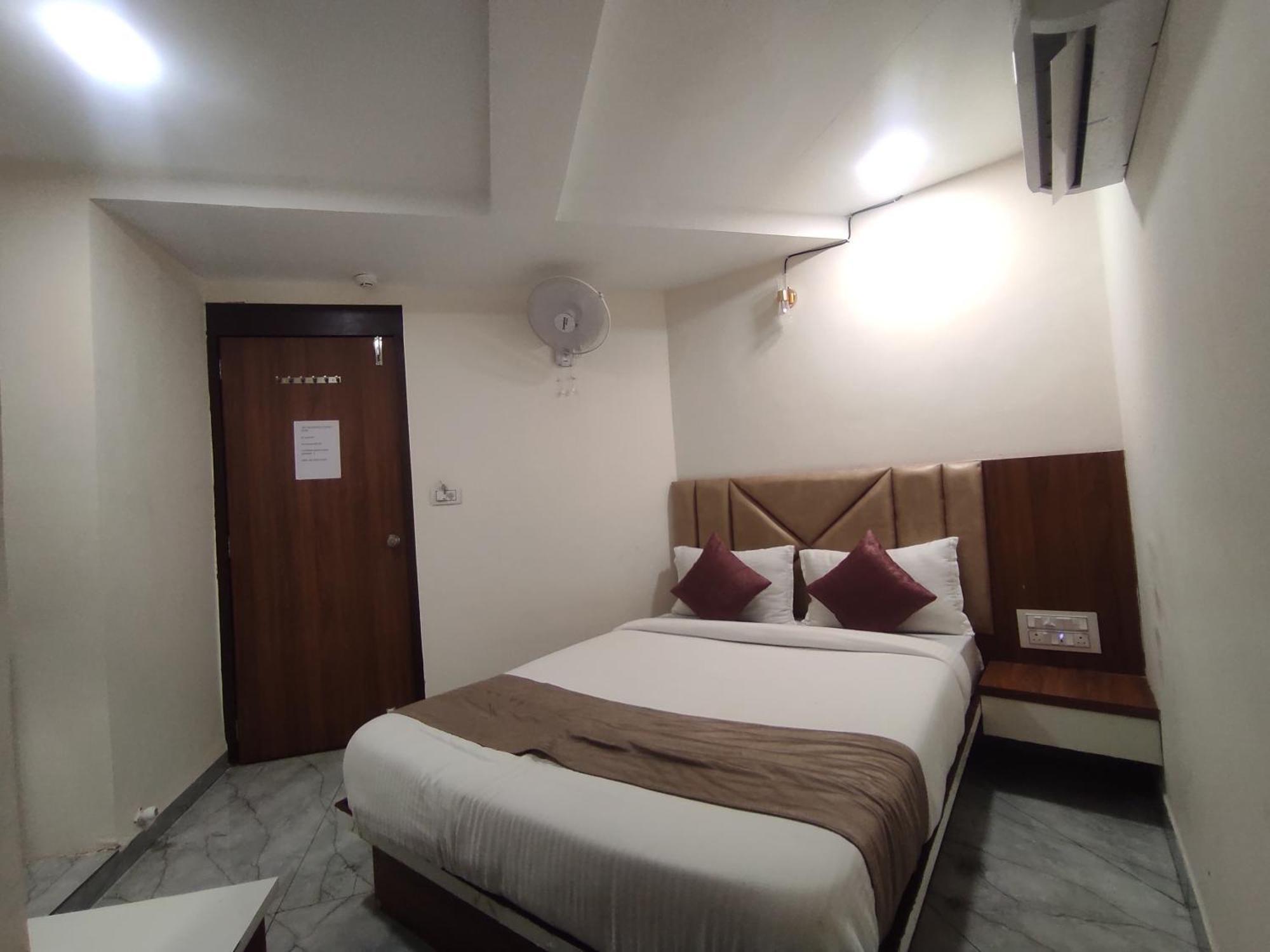 Hotel Earth Inn, Subhash Bridge, Rto Circle, Ahmedabad Extérieur photo