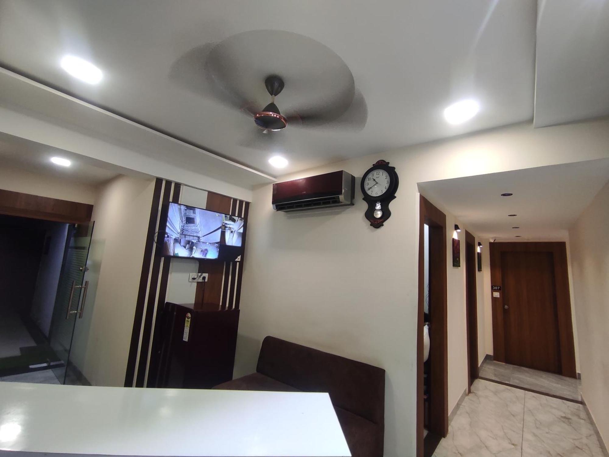 Hotel Earth Inn, Subhash Bridge, Rto Circle, Ahmedabad Extérieur photo