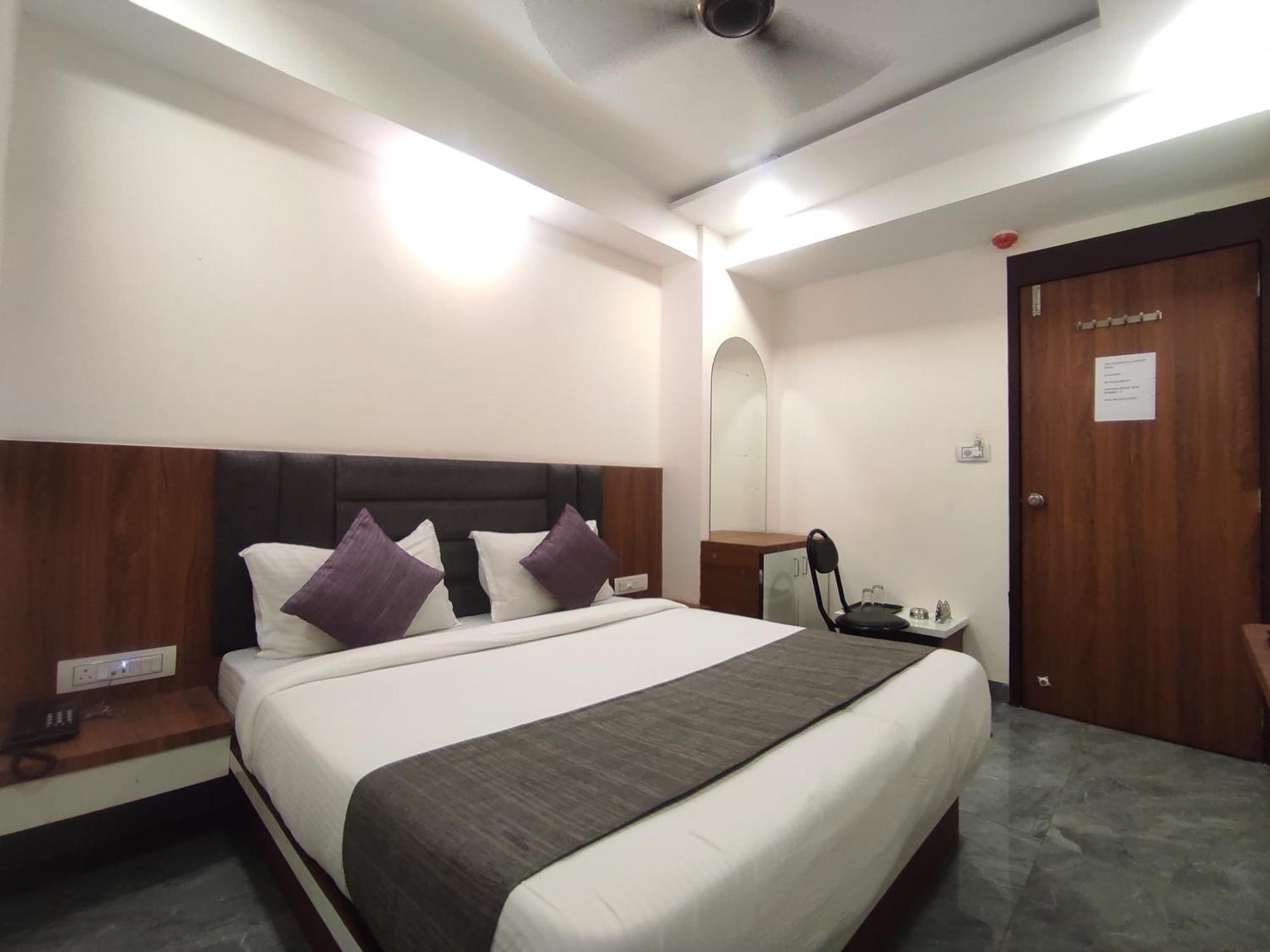 Hotel Earth Inn, Subhash Bridge, Rto Circle, Ahmedabad Extérieur photo