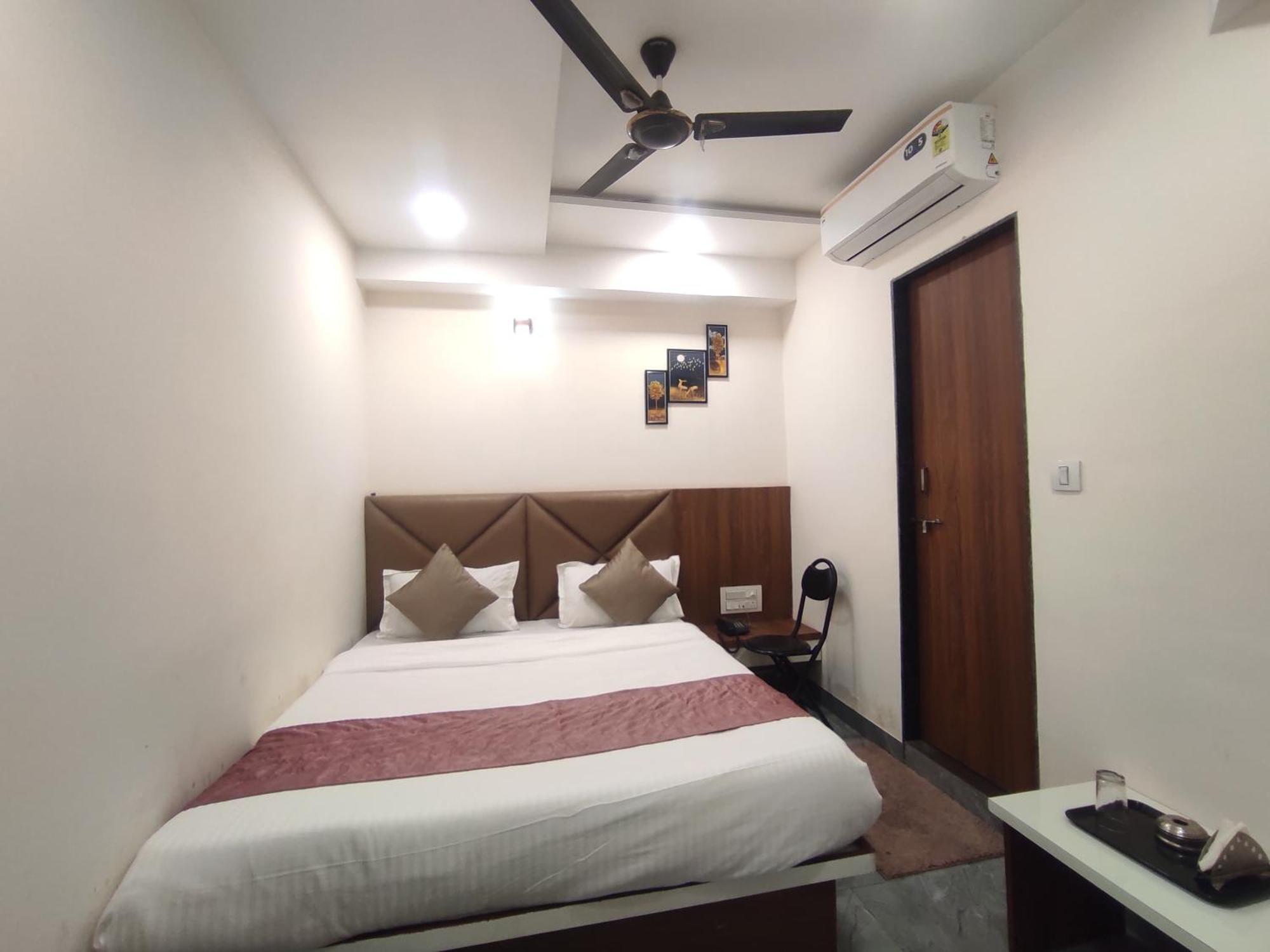 Hotel Earth Inn, Subhash Bridge, Rto Circle, Ahmedabad Extérieur photo