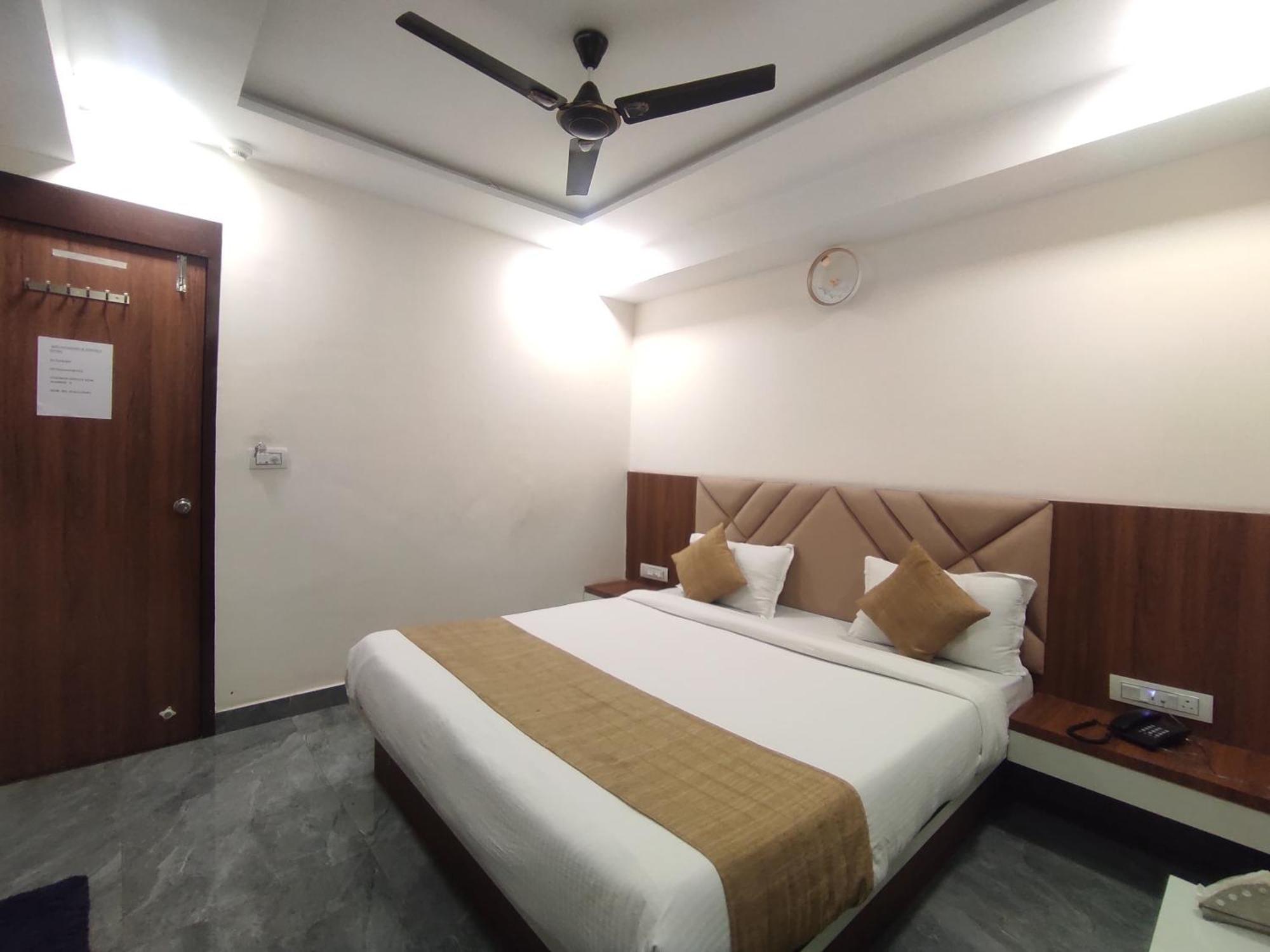 Hotel Earth Inn, Subhash Bridge, Rto Circle, Ahmedabad Extérieur photo