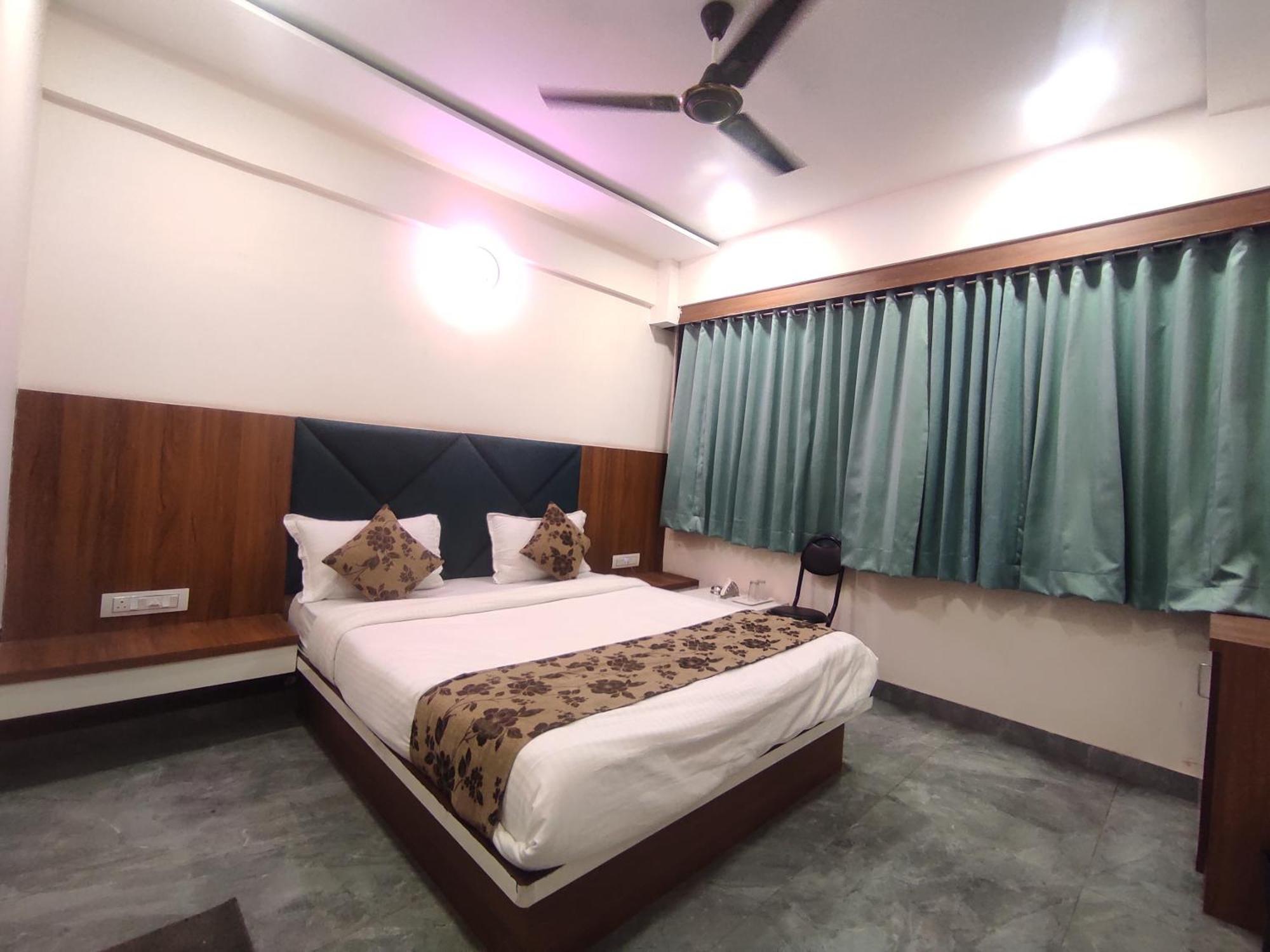 Hotel Earth Inn, Subhash Bridge, Rto Circle, Ahmedabad Extérieur photo
