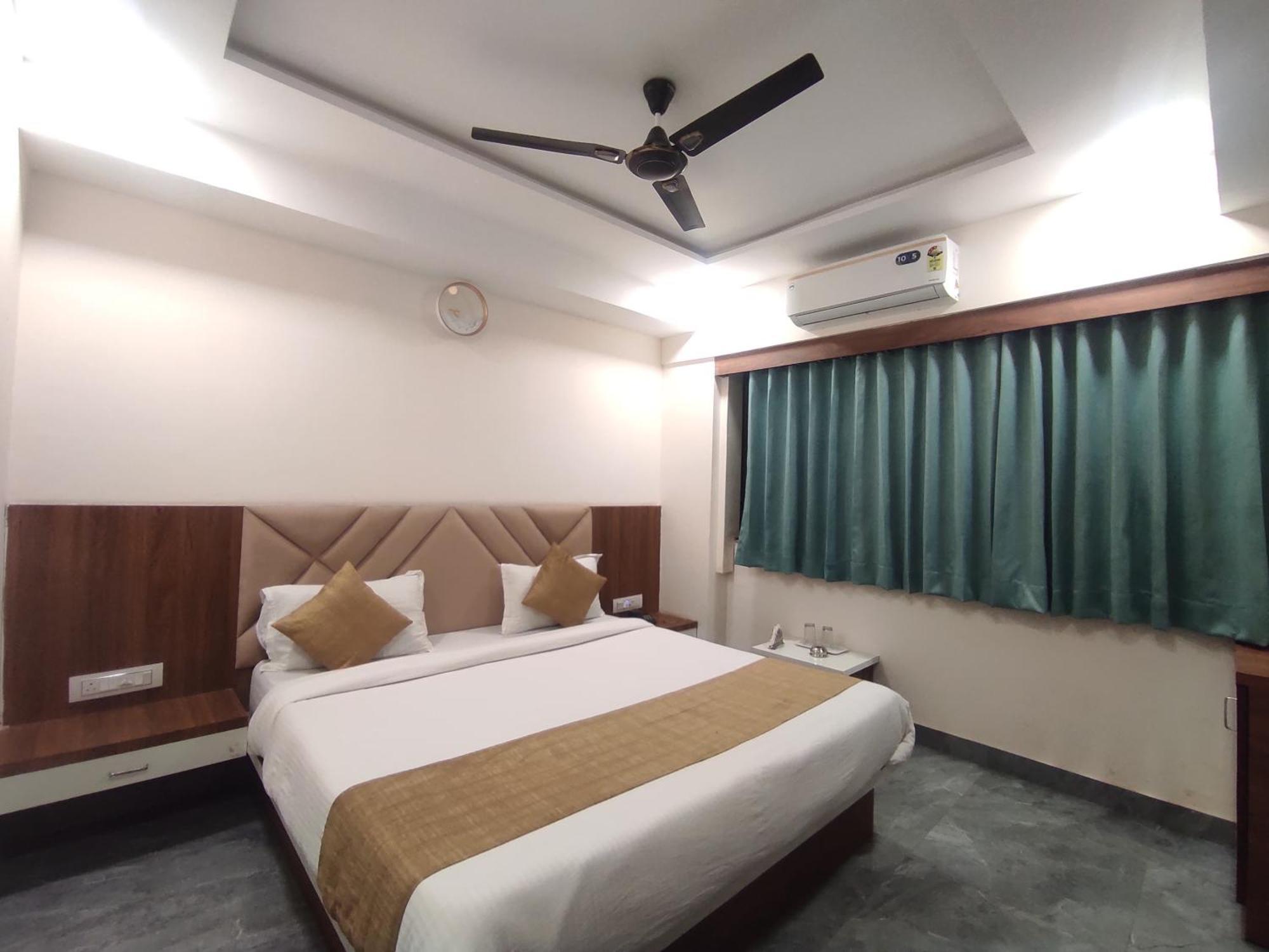 Hotel Earth Inn, Subhash Bridge, Rto Circle, Ahmedabad Extérieur photo
